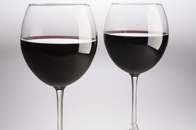 El vino rojo salpicado en una pared blanca manchará si se deja sin limpiar.