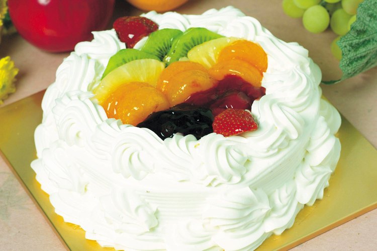 Una cobertura de fruta es una manera de disimular la porción del pastel que quitaste por falta de cocción.