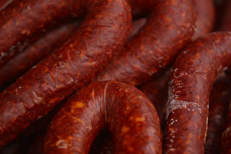 Las salchichas pueden secarse o ahumarse con las tripas de cerdo.