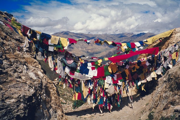 Los budistas tibetanos cantan mantras a sus banderas de oración.