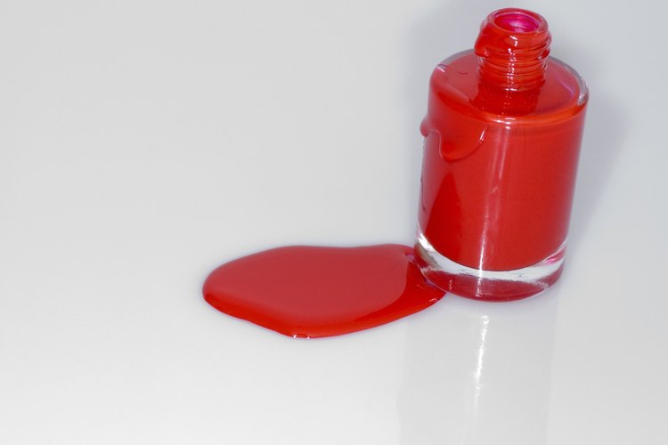 Limpia esmalte de uñas derramado tan pronto como sea posible.
