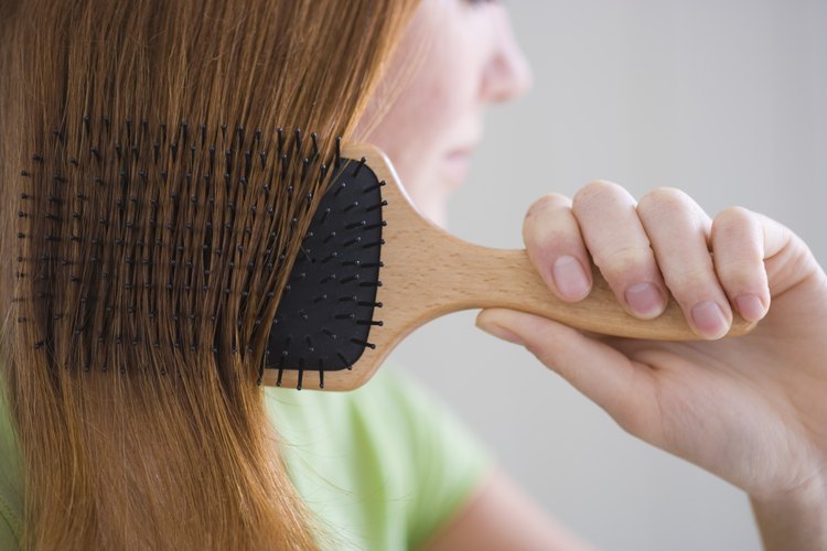 Trata tu cepillo con laca para el cabello o con una hoja para secadora antes de cepillarte el pelo.