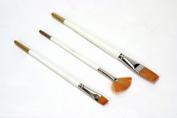 Selecciona brochas de punta fina para escribir con tinta comestible.