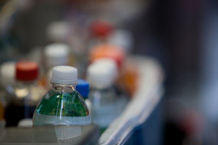 El agua embotellada ha crecido en popularidad, aunque los estudios sugieren que no es muy diferente que la del grifo.