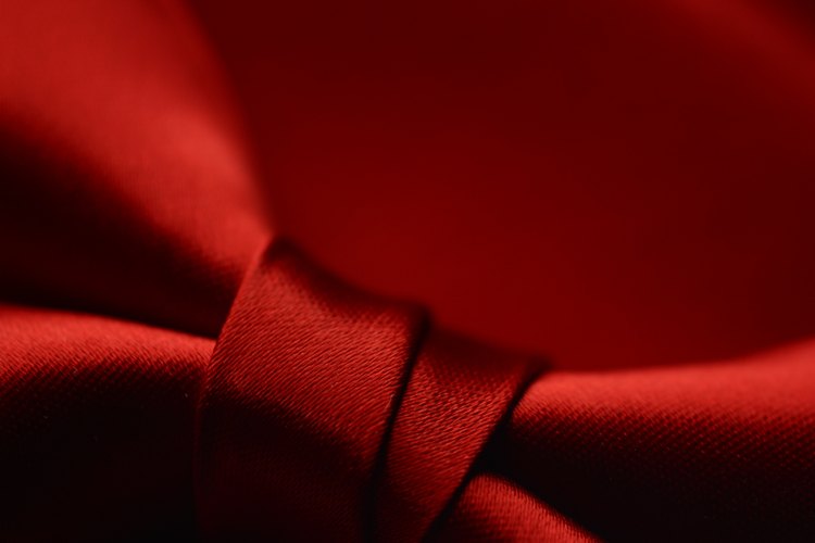 Un corbatín simple y elegante sólo requiere un par de implementos de costura.