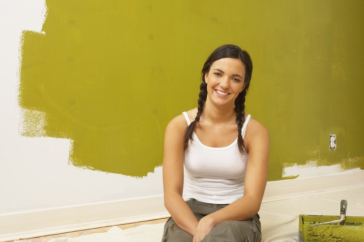 Una pared pintada vívidamente añade sofisticación a un cuarto.