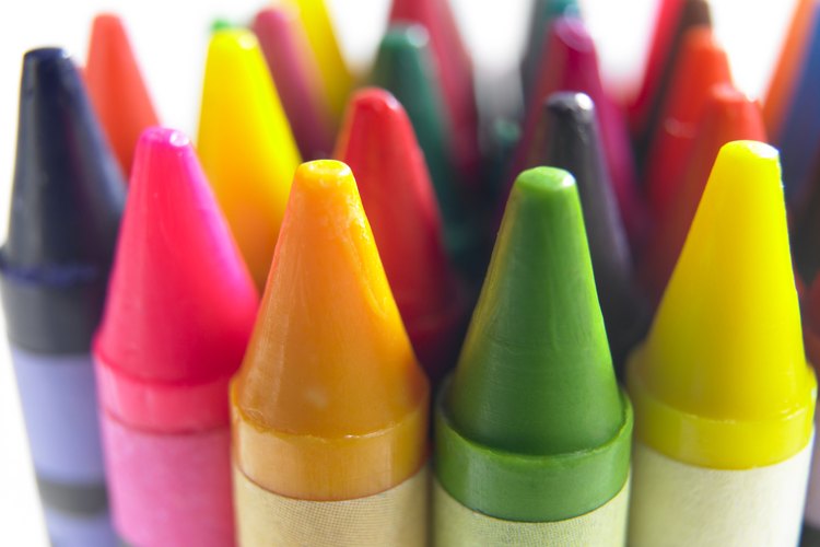 Puedes usar crayones rayados para colorear los dibujos del vitral.