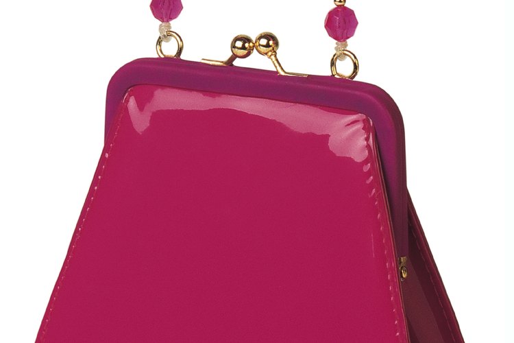 Los bolsos de vinilo se pueden limpiar con diferentes productos de limpieza.