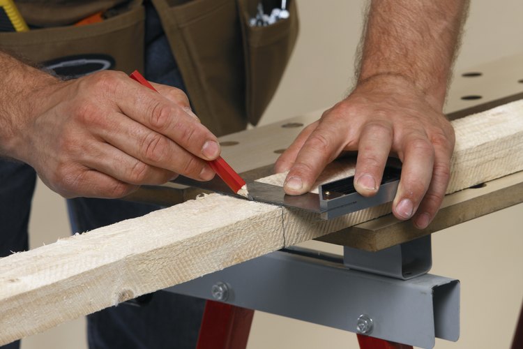 Usa tablas de 2 por 4 para hacer un taburete para el área de bar de tu casa.