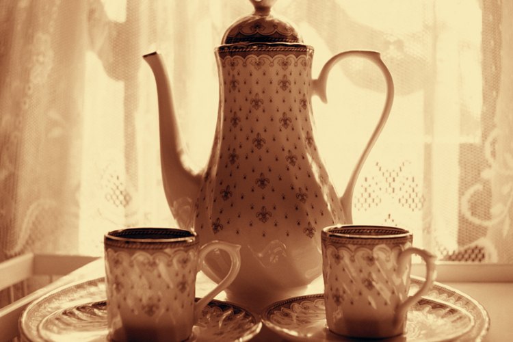 Las ventas estatales y tiendas de antigüedades pueden ofrecer vajillas finas, como este juego de té.