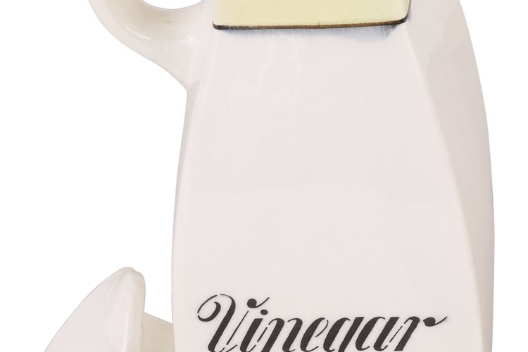 El vinagre blanco es un limpiador natural suavemente ácido, pero el agua lo diluye para prevenir los daños en el PVC sin plastificar.