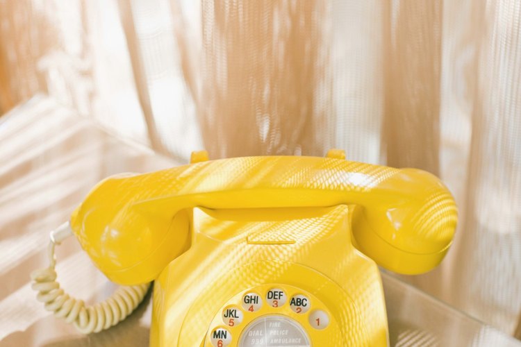 Utiliza tu teléfono de disco para realizar una llamada en una red de telefonía moderna.