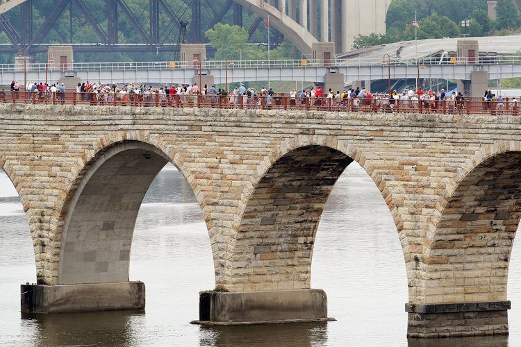 El río Mississippi nace en el norte de Minnesota y atraviesa Minneapolis.