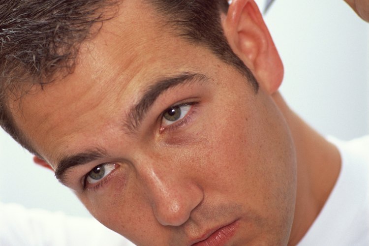 Los hombres que utilizan Brylcreem para peinar su cabello desde 1928, lo convirtieron en un producto de aseo personal confiable para mantener el cabello a la moda y bajo control.