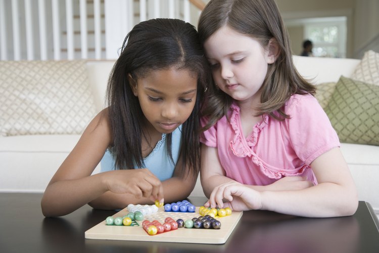 Los niños toman decisiones durante el juego que afectan su resultado.