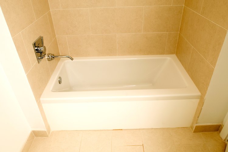 Los azulejos se utilizan comúnmente en los pisos de las duchas.