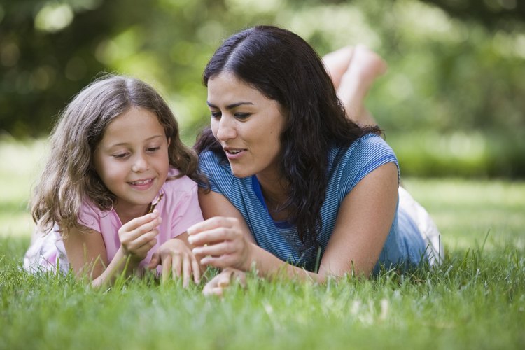 Los padres franceses pasan mucho de su tiempo en exteriores con sus niños.