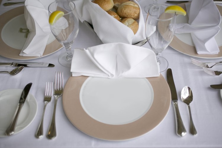 Lúcete sirviendo una excelente comida formal.