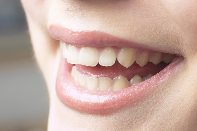 Puedes reducir las manchas de nicotina en tus dientes con métodos caseros.