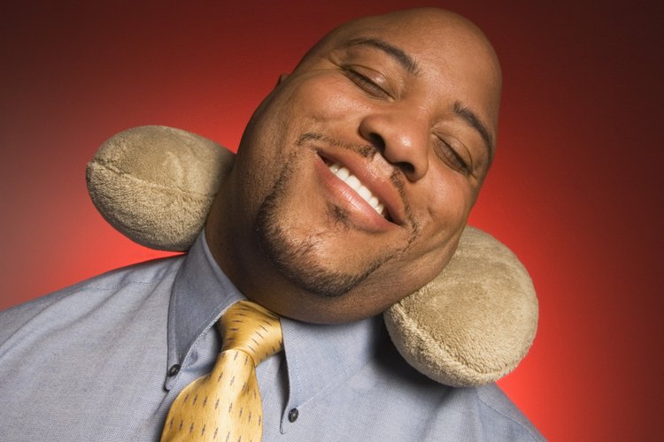 Las almohadas para el cuello están diseñadas para ajustarse cómodamente alrededor de él.