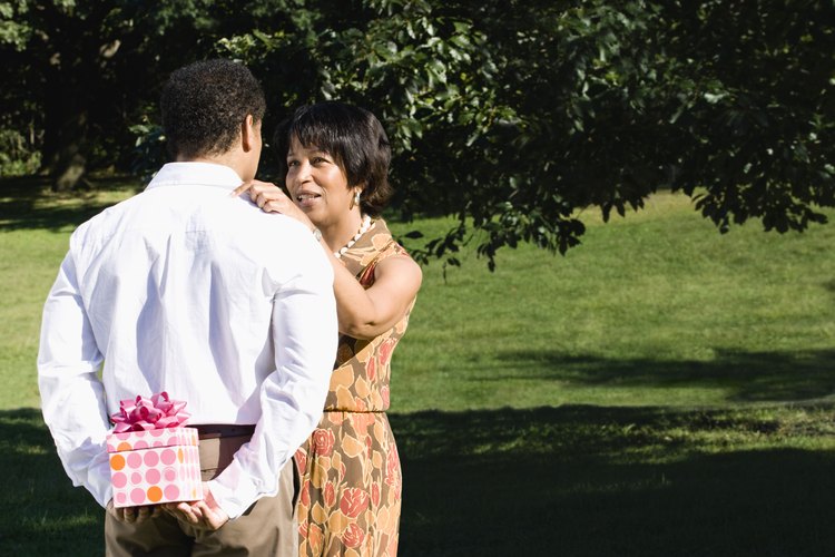 Un regalo de aniversario tradicional es una estupenda manera de mostrar a tu esposo que te importa.