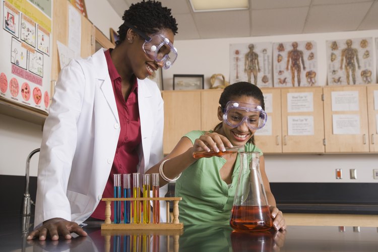 Haz que tus hijos usen gafas de seguridad durante los experimentos.