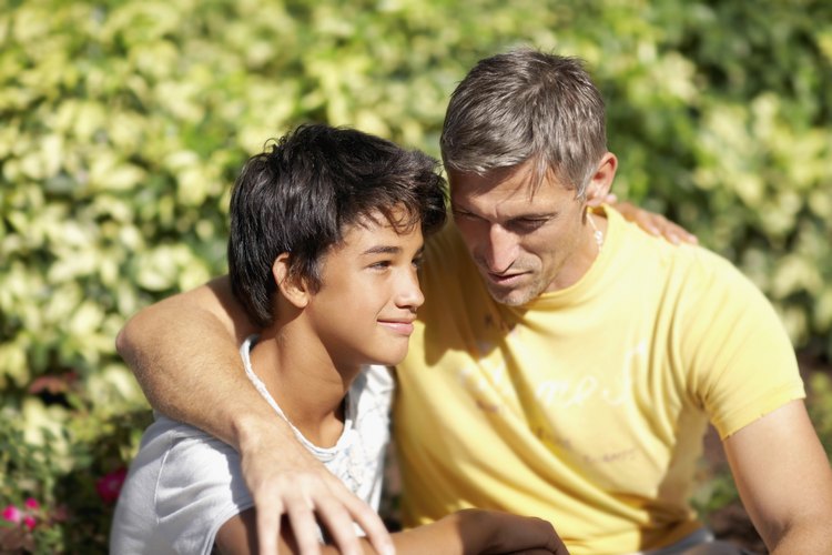 Padre e hijo abrazados.