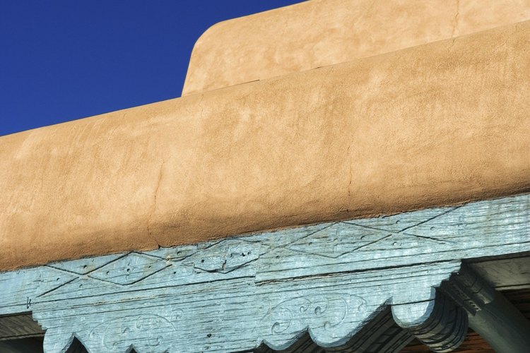Las construcciones de adobe pueden ser simples o con diseños complicados.