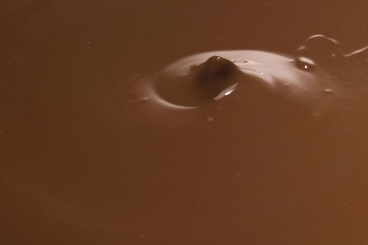 El chocolate derretido es la base de este postre.