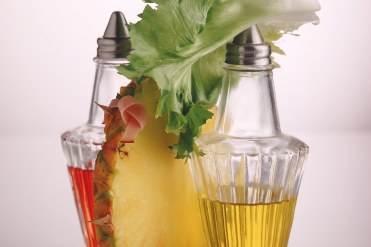 El aderezo para ensalada puede agregar calorías y grasas no deseadas a una ensalada saludable.
