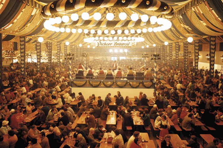 Durante la celebración del Oktoberfest suele disfrutarse de las weisswurst.