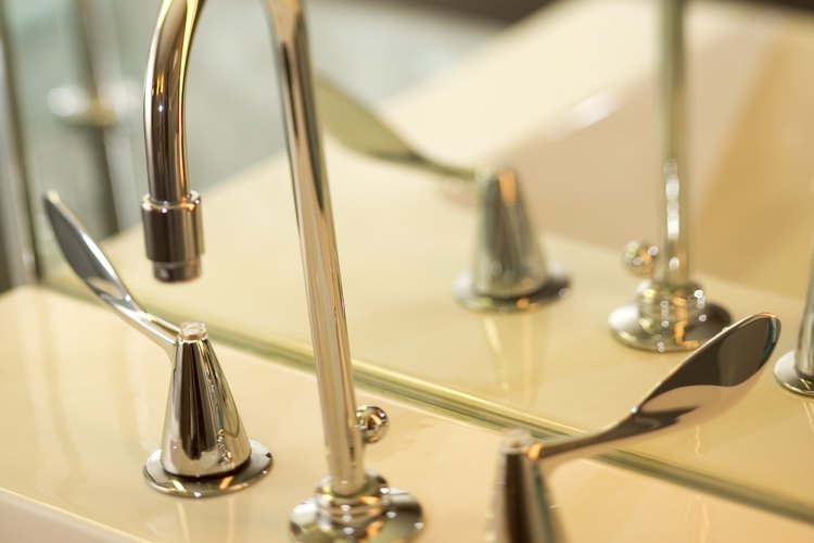 Limpia la grifería del baño con Brasso.
