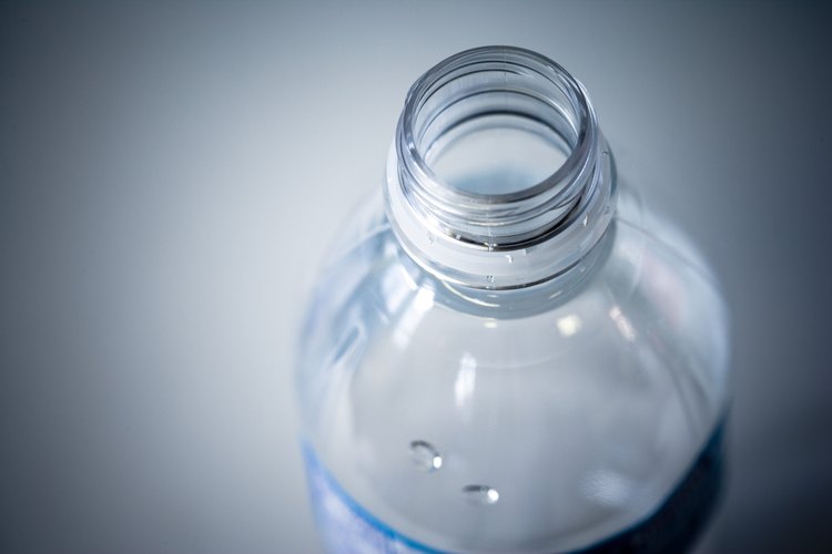 Típica botella PET como la que se utiliza para beber agua.