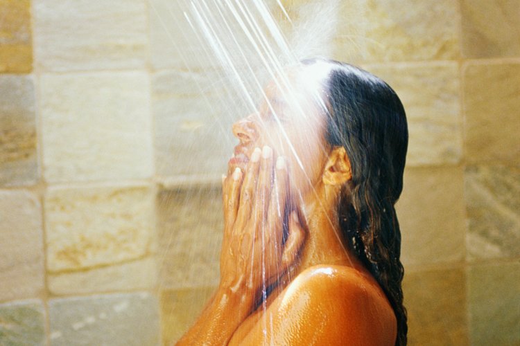 Los grifos de baño de una sola manija hacen que los ajustes de temperatura del agua sean rápidos y sencillos.