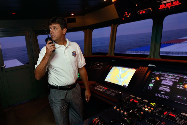 Los oficiales del puente hacen guardia en los barcos mercantes.