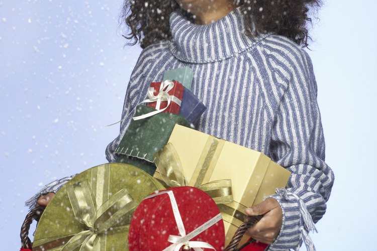 Busca donaciones de negocios locales que puedan servir como regalos de Navidad.