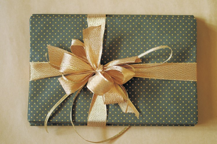 Básate en los gustos de la pareja para elegir el regalo.