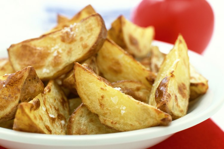 Usa batatas para darle un giro diferente a las cuñas horneadas.