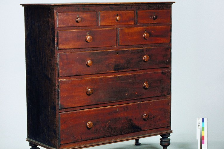 Añade correderas de madera o guías de metal para cajones, para reparar tu cómoda.