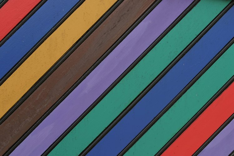 El barniz al aceite cambia el color de la pintura mientras que el barniz al agua de poliuretano es realmente transparente.