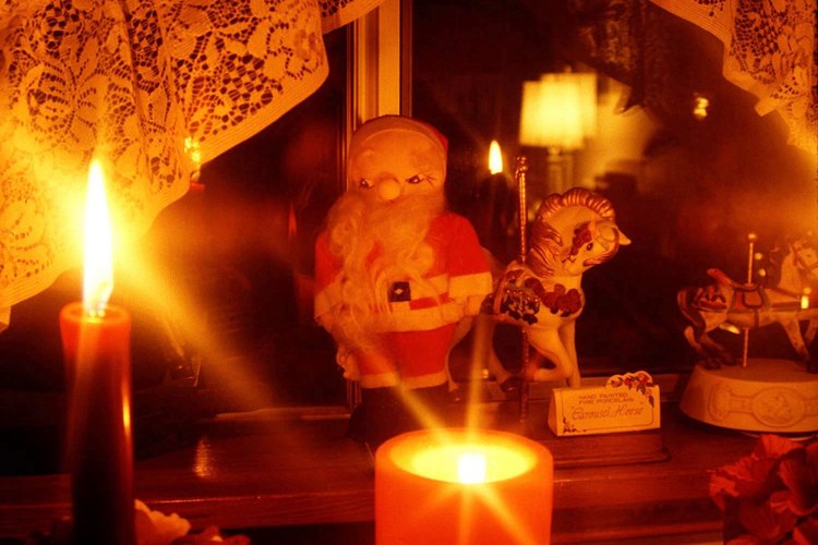 Las familias irlandesas encienden una vela en la víspera de Navidad como parte de su cultura.
