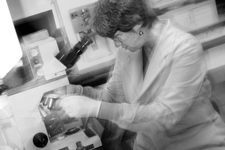 Los laboratorios de ciencia forense emplean una larga lista de técnicas científicas, médicas y tecnológicas.