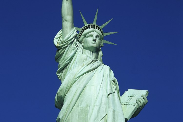 La corrosión se produjo entre los soportes de hierro y el revestimiento de cobre sobre Lady Liberty.