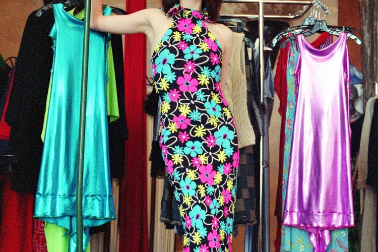 Una mujer eligiendo vestidos