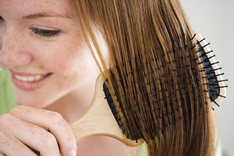 El cabello pelirrojo contrasta de una manera hermosa con los ojos verdes.
