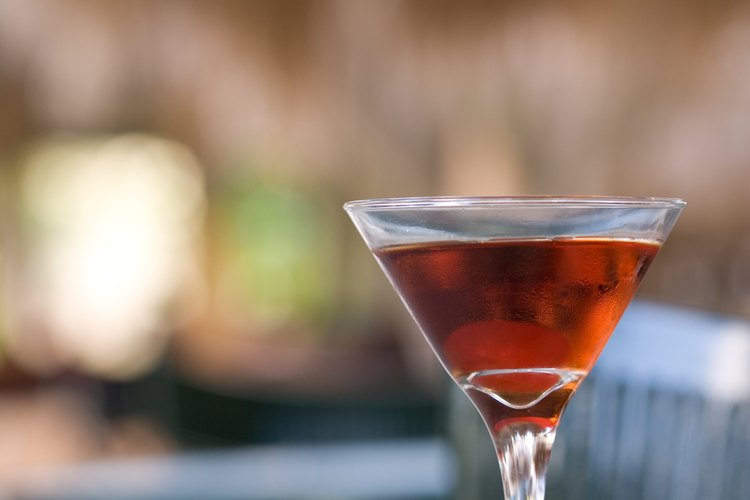 Sirve la sangría en una copa de martini pero no agregues hielo.