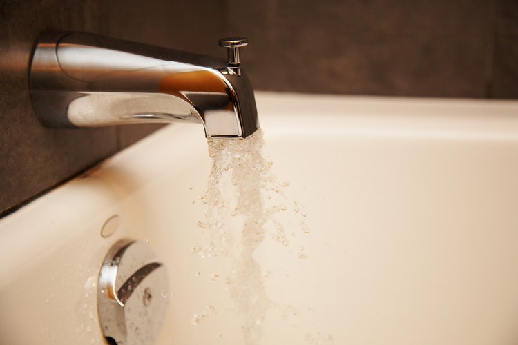 La forma de cuidado de una bañera depende del tipo de material del que está hecha.
