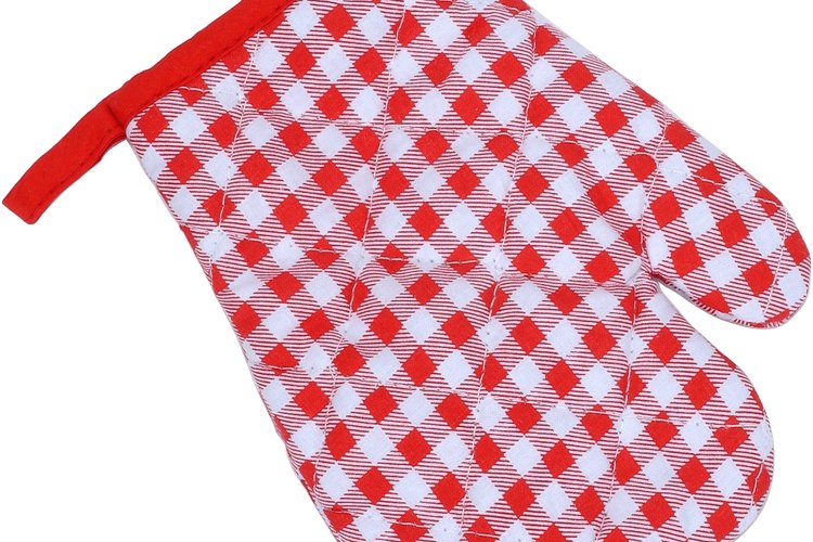 Ponte creativa con los guantes de cocina en una despedida.