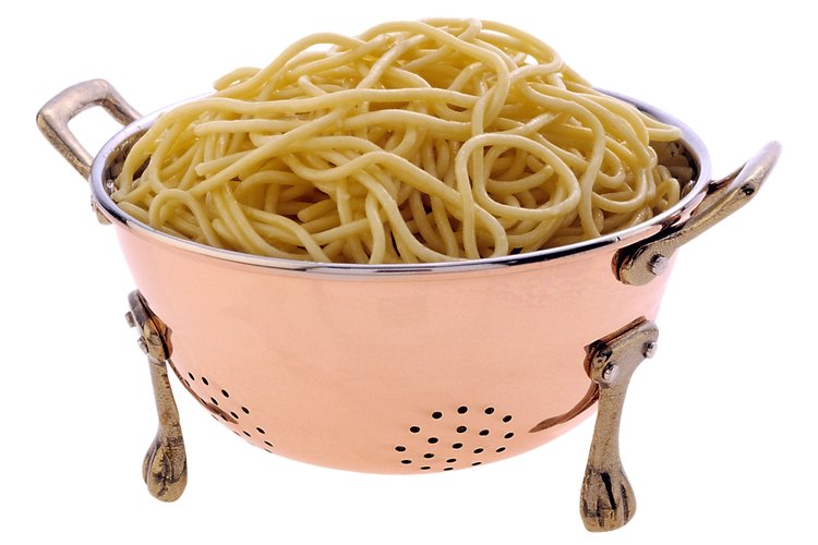 Coloca tu colador sobre un bol para guardar el agua de cocción de las pastas.