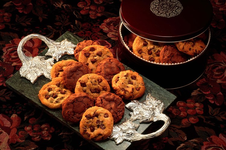 Regala un recipiente con galletas.